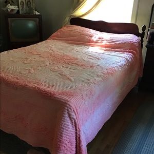 Beautiful vintage chenille pink bedspread use or cutter